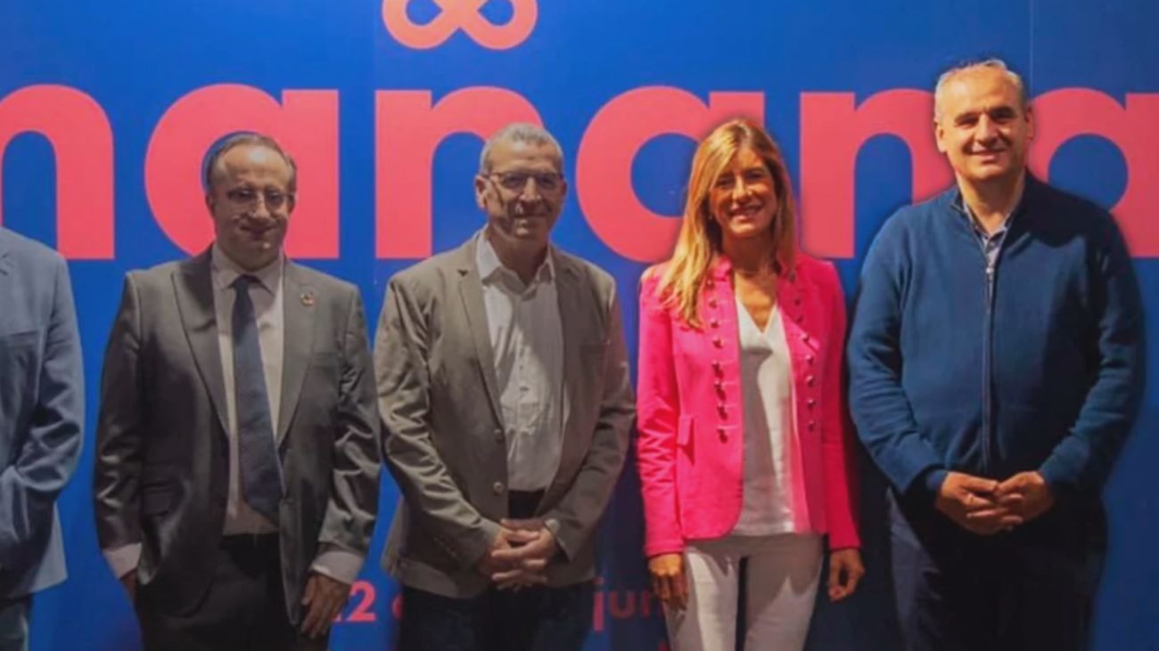 Begoña Gómez y Juan Carlos Barrabés, segunda y primero por la derecha