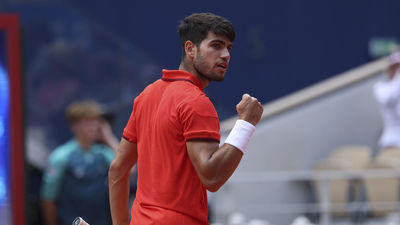 Carlos Alcaraz arrolla a Auger-Aliassime y se asegura la medalla