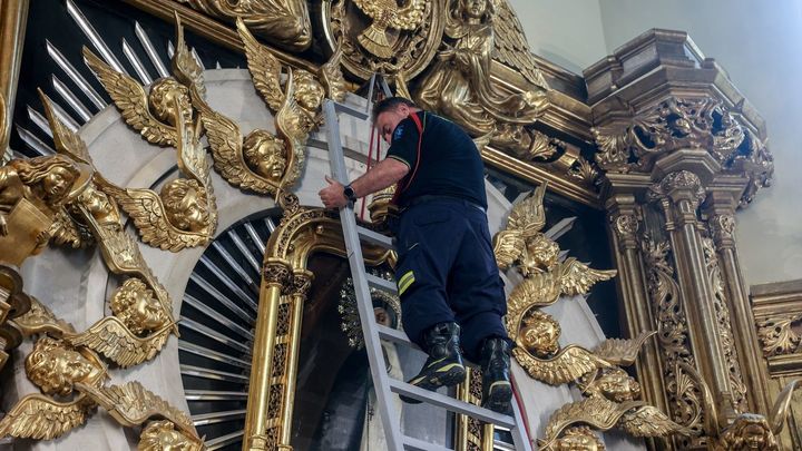 Bajada del cuadro de la Virgen por el piquete del Cuerpo de Bomberos del Ayuntamiento de Madrid / Europa Press