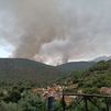 Los bomberos luchan contra un incendio declarado al sur de la sierra de Gredos