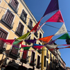 El corazón de Madrid se prepara para sus fiestas de verano con miles de mantoncillos coloreando los balcones