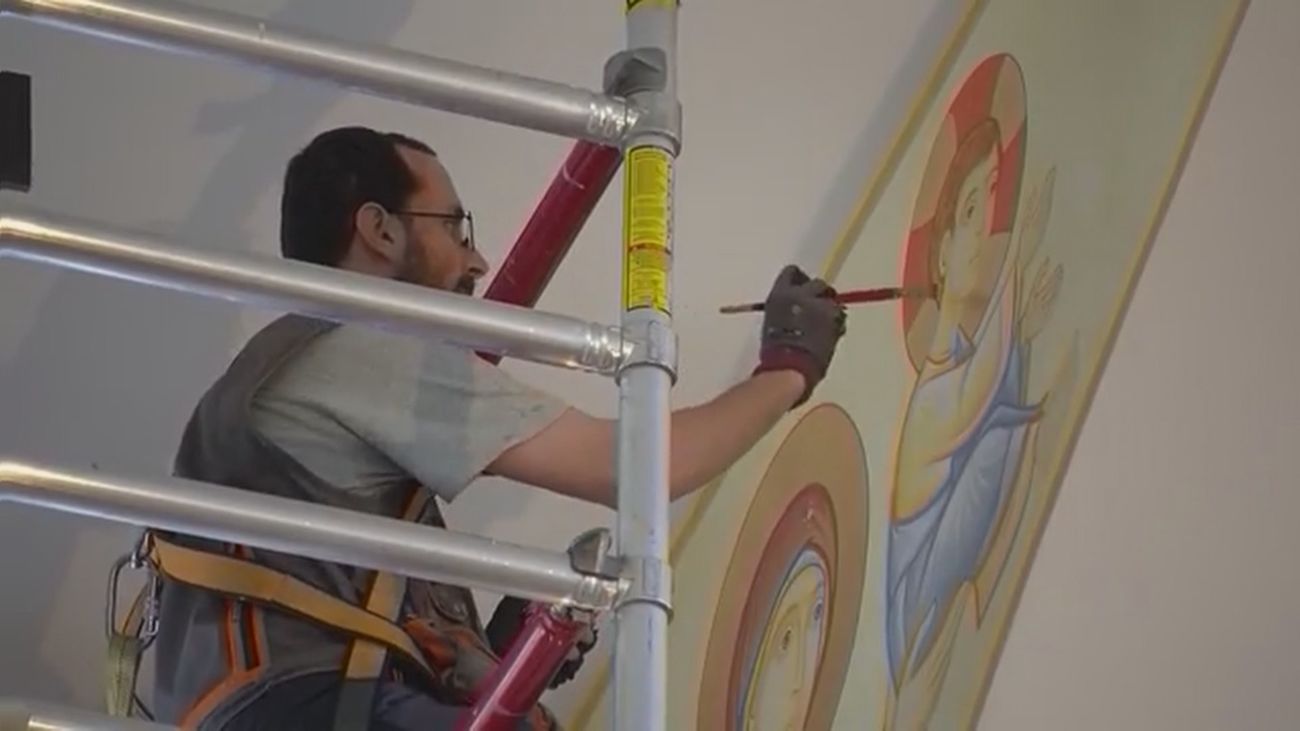 Padre Goita, el cura que decora su iglesia en Alcalá de Henares