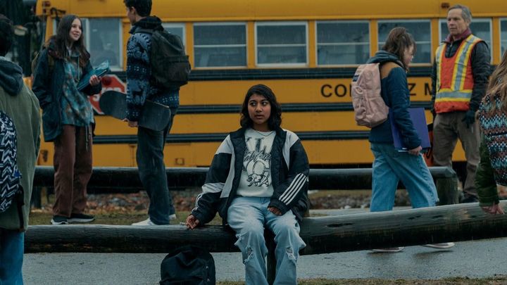 Bajo el puente. (Disney +)