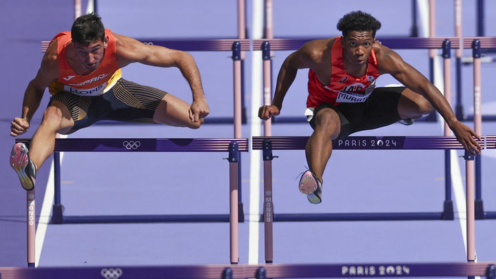 Quique Llopis (izquierda) en su serie de vallas de París 2024 / EFE