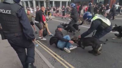 Un centenar de detenidos en Reino Unido por las protestas contra la inmigración y el Islam