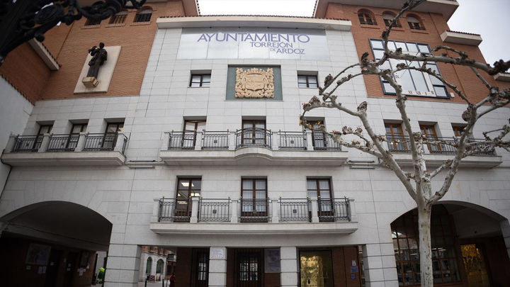 Las lluvias suspenden  el homenaje a la bandera y la exposición de unidades militares en Torrejón