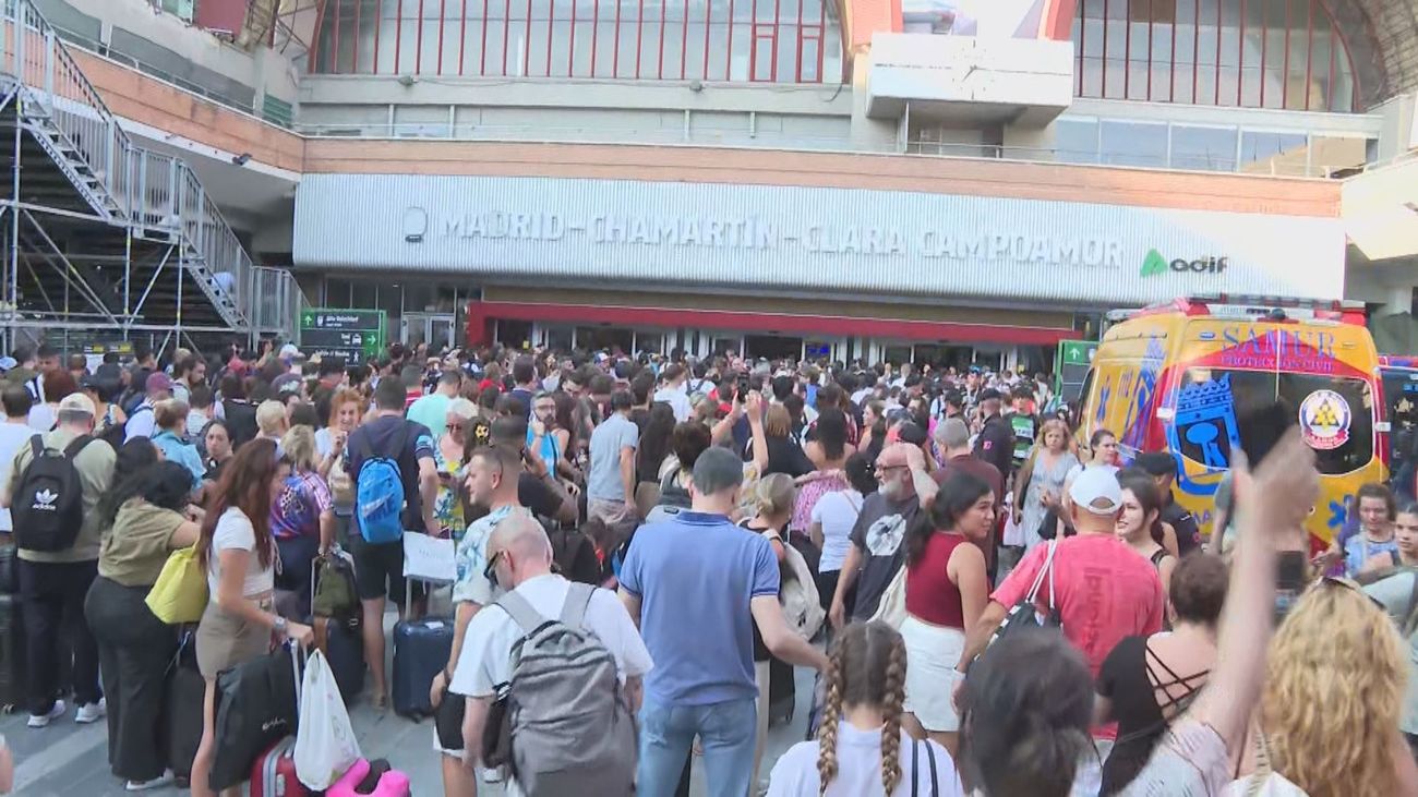 La Comunidad de Madrid pide a Puente que deje sus vacaciones y "se ponga al frente" del caos en los trenes