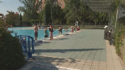 Campaña de la Asociación Española de Lucha contra el Cáncer en las piscinas: con protector y sin humo