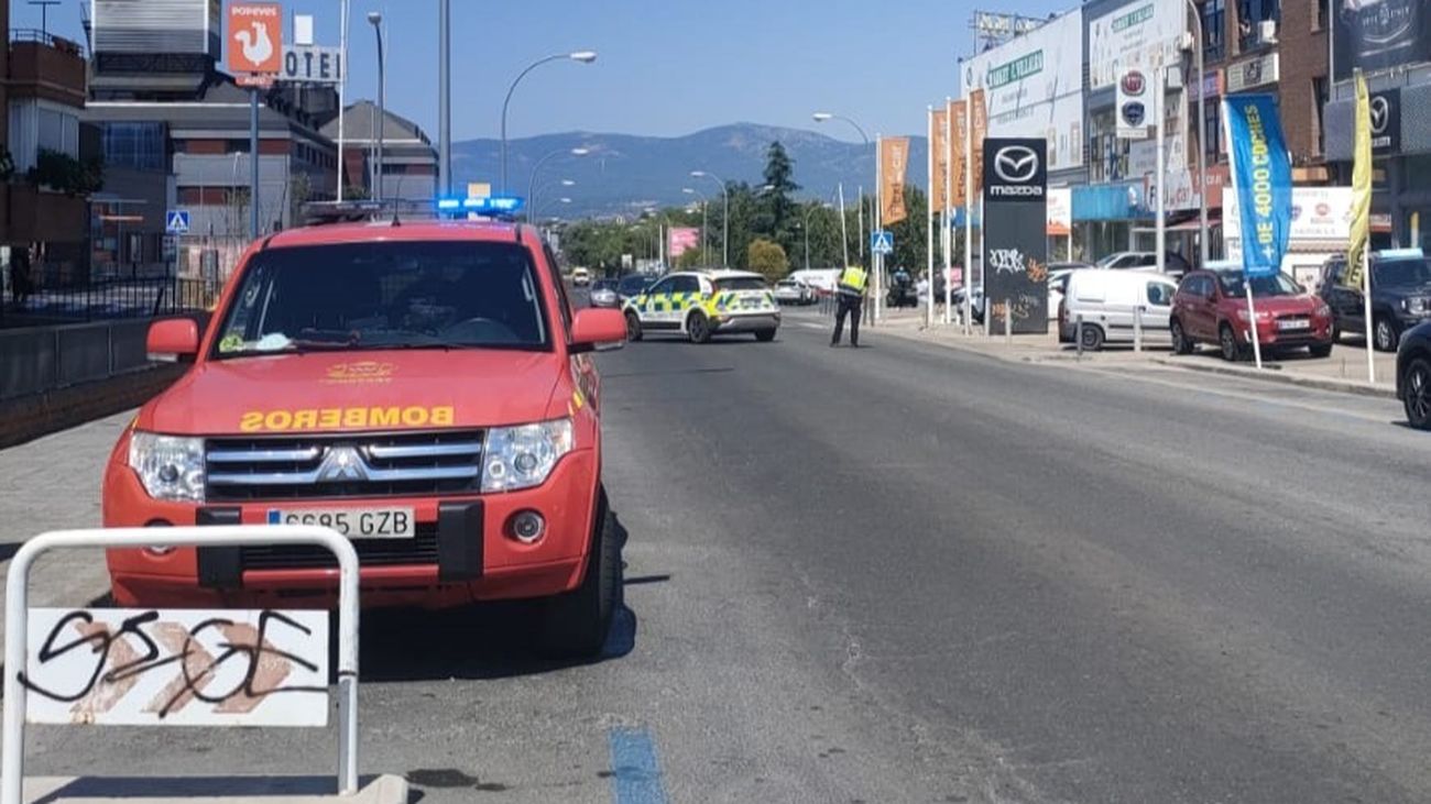 Calle cortada en Collado Villalba durante las labores de extinción de un edificio comercial