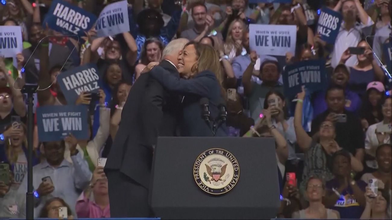 Kamala Harris y Tim Walz hacen su primera aparición conjunta en un mitin en Filadelfia