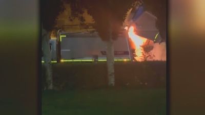 Arde la carga de un camión de recogida de cartones en plena calle en Puente de Vallecas