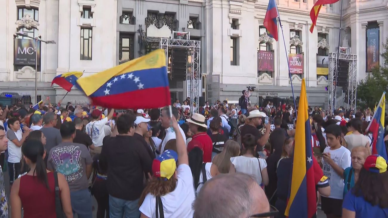 Miles de personas se concentran en Cibeles para reclamar la libertad de Venezuela