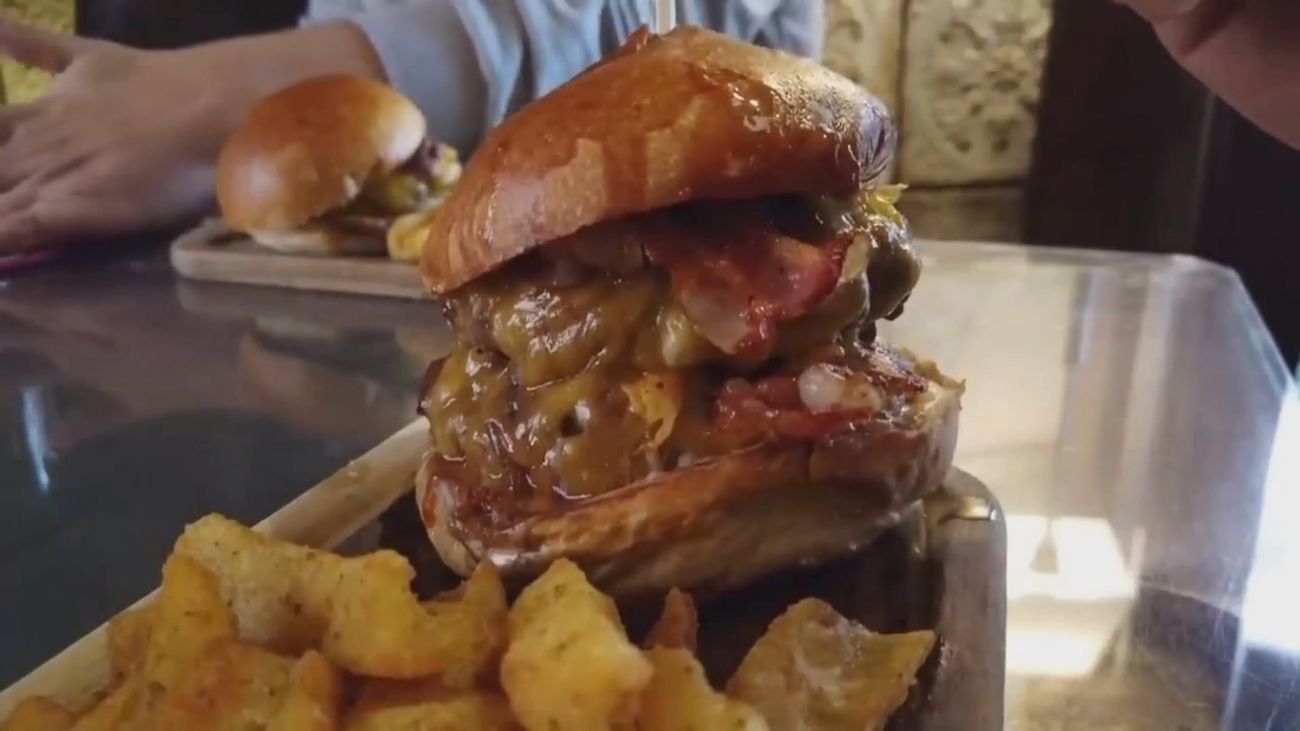 Dieciséis intoxicados con salmonela tras consumir en una conocida cadena de hamburgueserías de Madrid