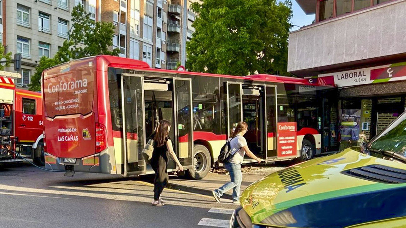 Siete heridos leves al empotrarse un autobús urbano de Logroño contra un edificio