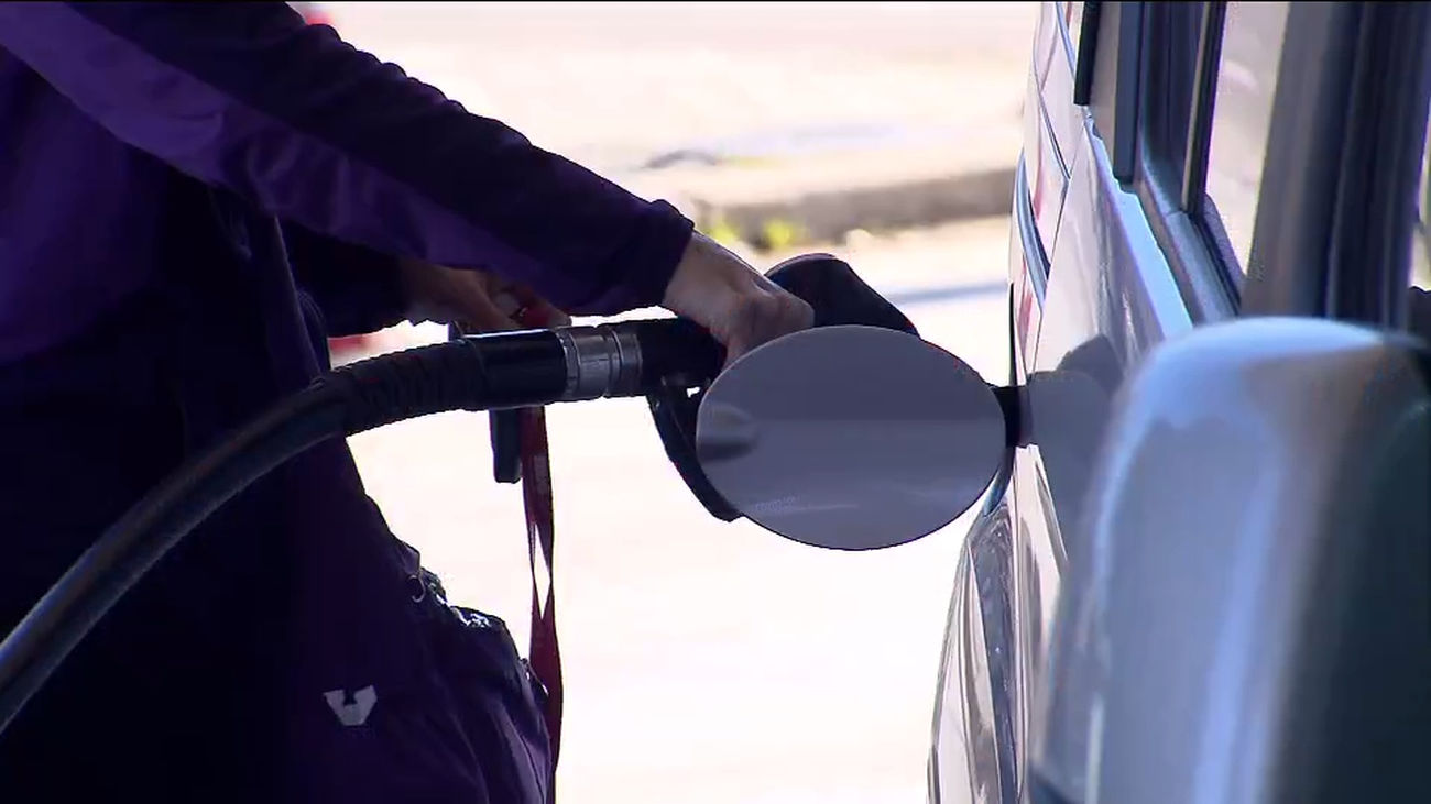 El precio de la gasolina vuelve a bajar y se sitúa en 1,6 euros el litro