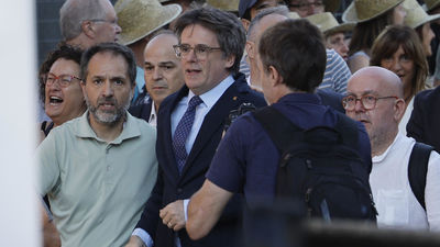 Un sombrero de paja, una silla de ruedas y un coche: así se volvió a escapar Puigdemont