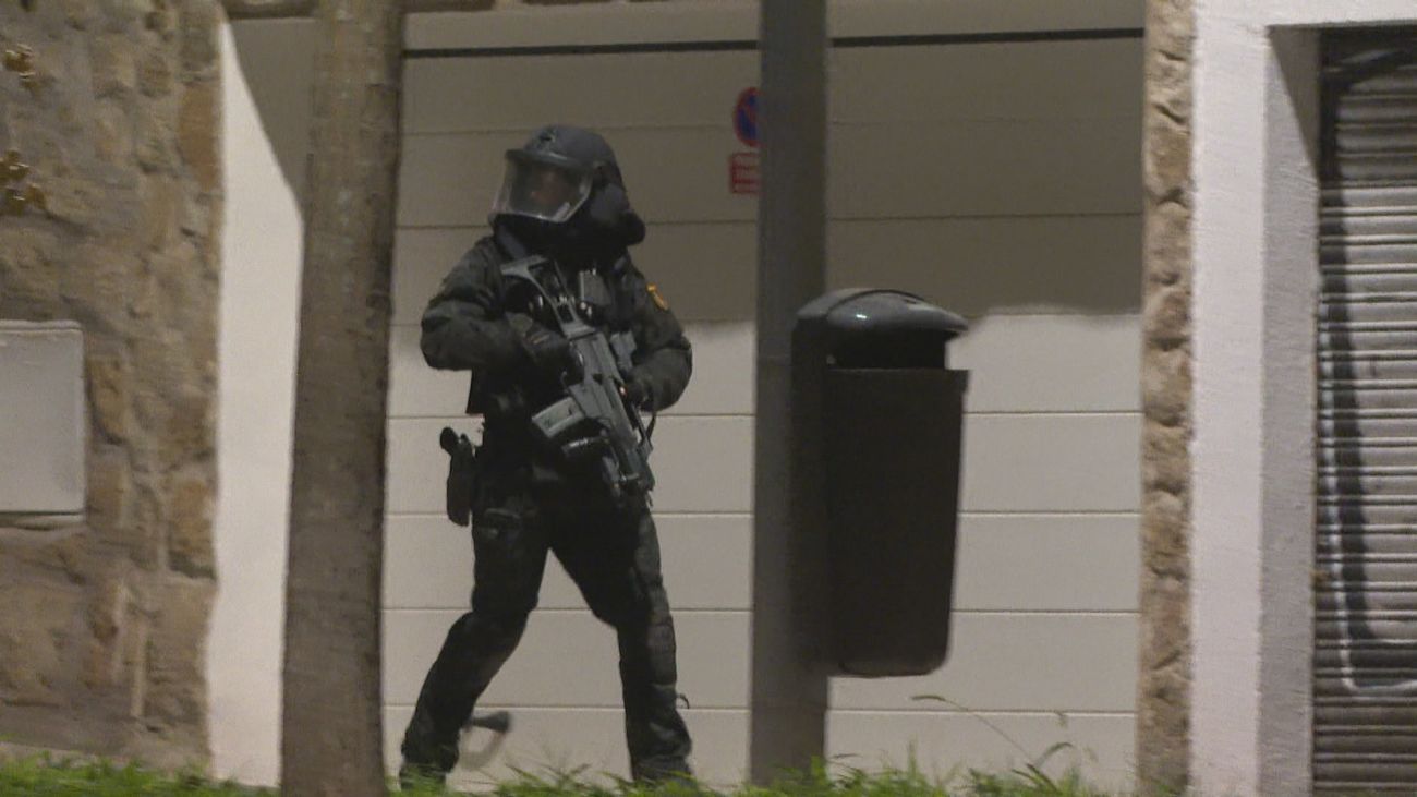 Un hombre armado se atrinchera en su domicilio en Hortaleza y obliga a intervenir a los GEO