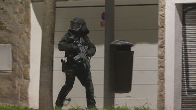 Un hombre armado se atrinchera en su domicilio en Hortaleza y obliga a intervenir a los GEO