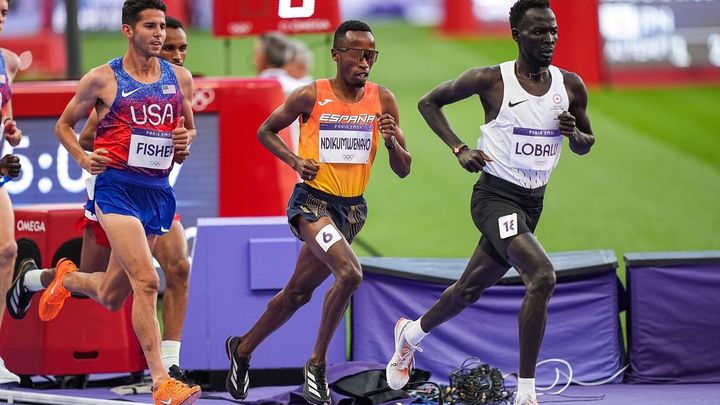 Thierry Ndikumwenayo en la final de 5.000 de París 2024 / EFE
