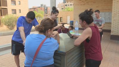 39 familias de Valdemoro llevan 22 días sin luz en sus casas tras incendiarse el cuarto de contadores
