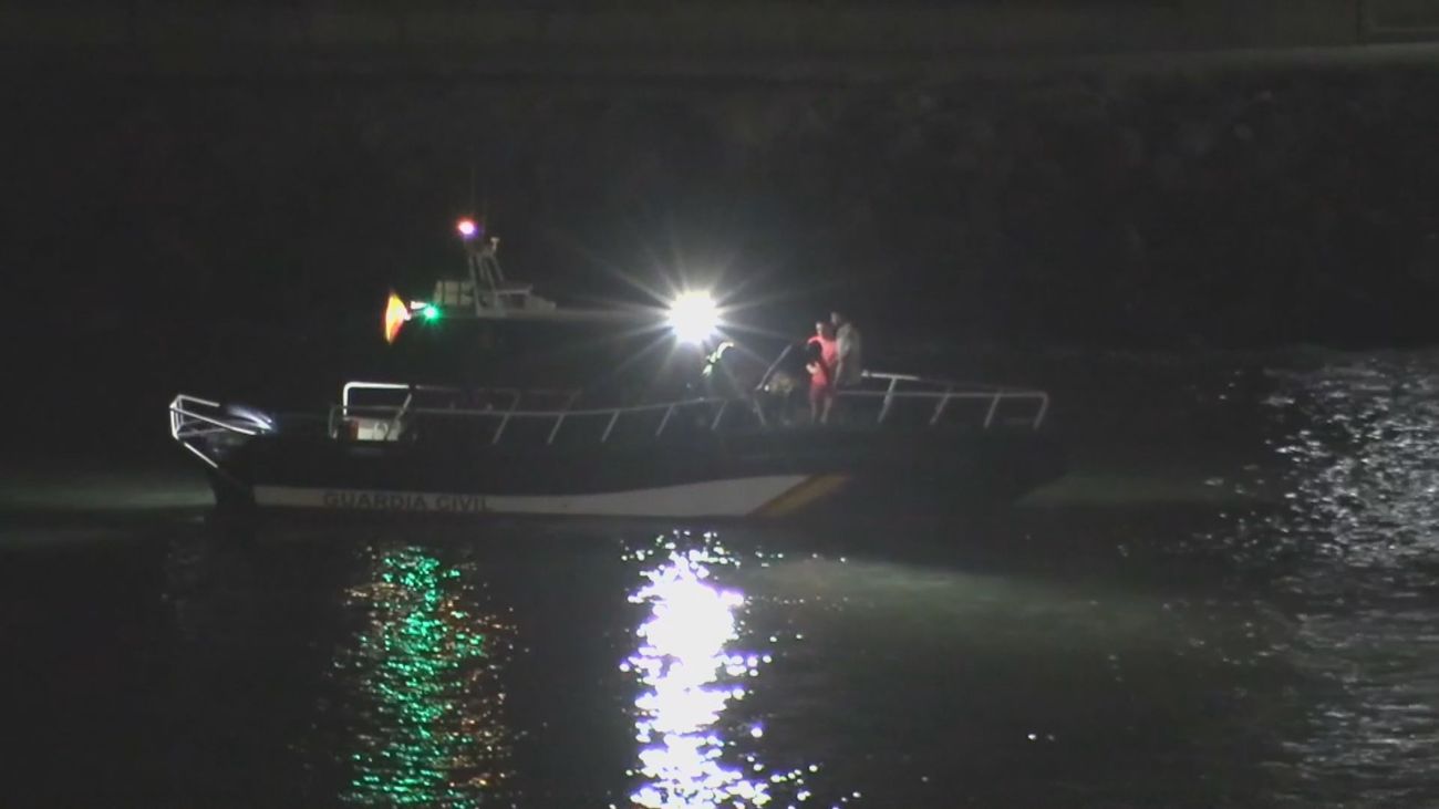 Más de 150 inmigrantes intentar cruzar a nado el espigón de la frontera del Tarajal en Ceuta