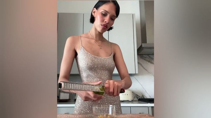 Nara Smith prepara Coca Cola casera / NARA SMITH