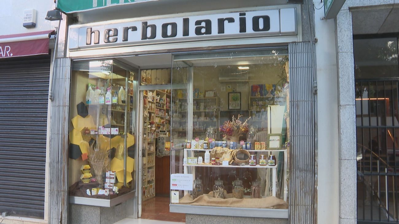 Chamberí reconoce a tres comercios que superan los 30 años de actividad