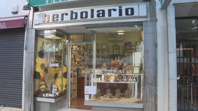 Chamberí reconoce a tres comercios que superan los 30 años de actividad