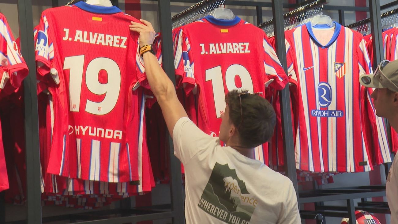 Locura por conseguir la camiseta de Julián Álvarez, la joya de la corona del Atlético
