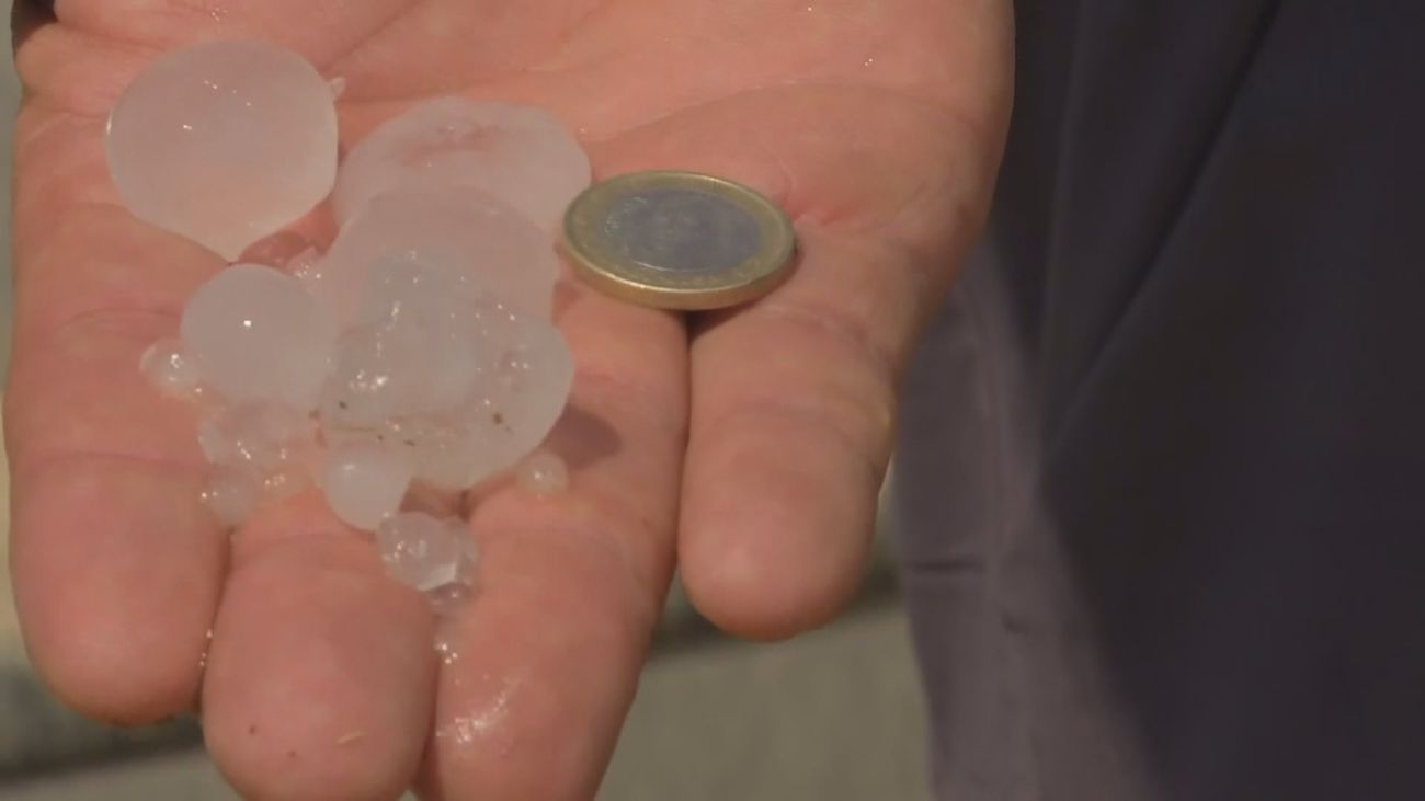 Una intensa tormenta con granizo descarga en el interior de Castellón y Valencia