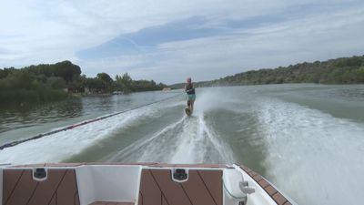 Esquí acuático, un deporte sin límite de edad en el embalse de Cerro Alarcón