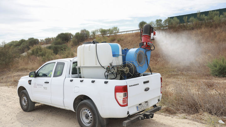 Un pick up nebulizador interviene en la campaña para el tratamiento contra los mosquitos que propagan el Virus del Nilo Occidental (VNO) / EUROPA PRESS