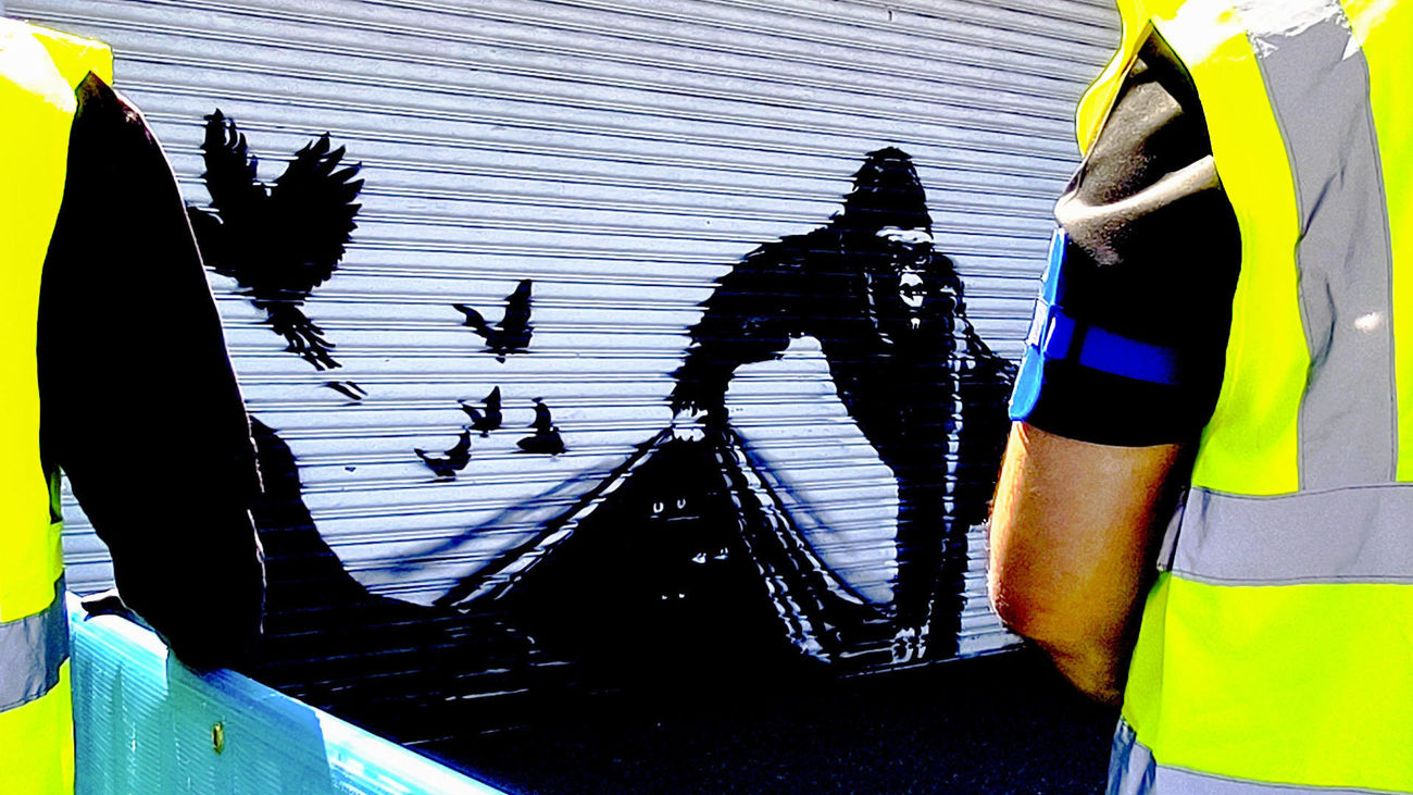 Aparece el noveno Banksy en Londres: un gorila ayudando a sus amigos del zoo a una salida furtiva