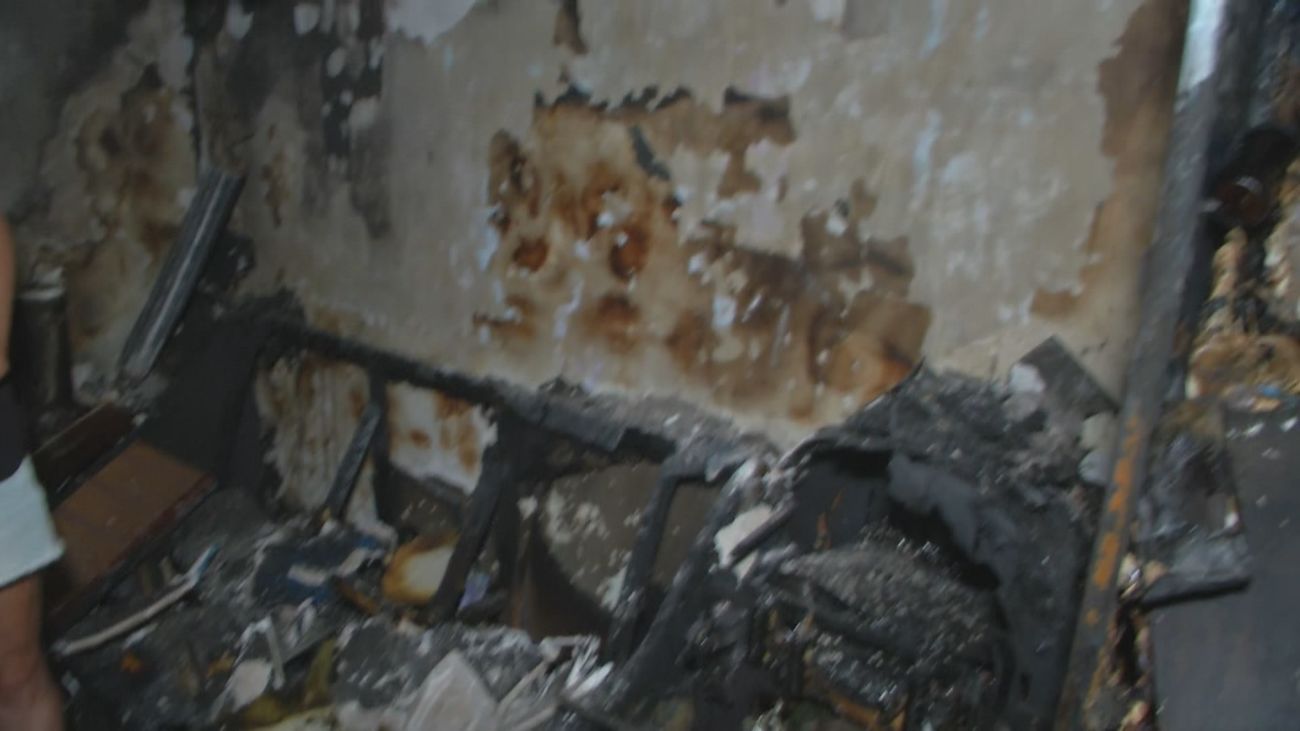 Un cortocircuito en el aire acondicionado calcina la vivienda de una familia en Leganés