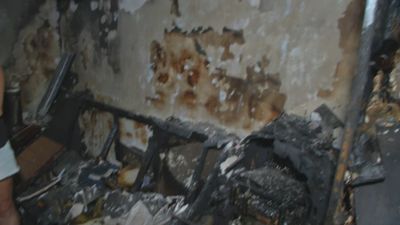 Un cortocircuito en el aire acondicionado calcina la vivienda de una familia en Leganés