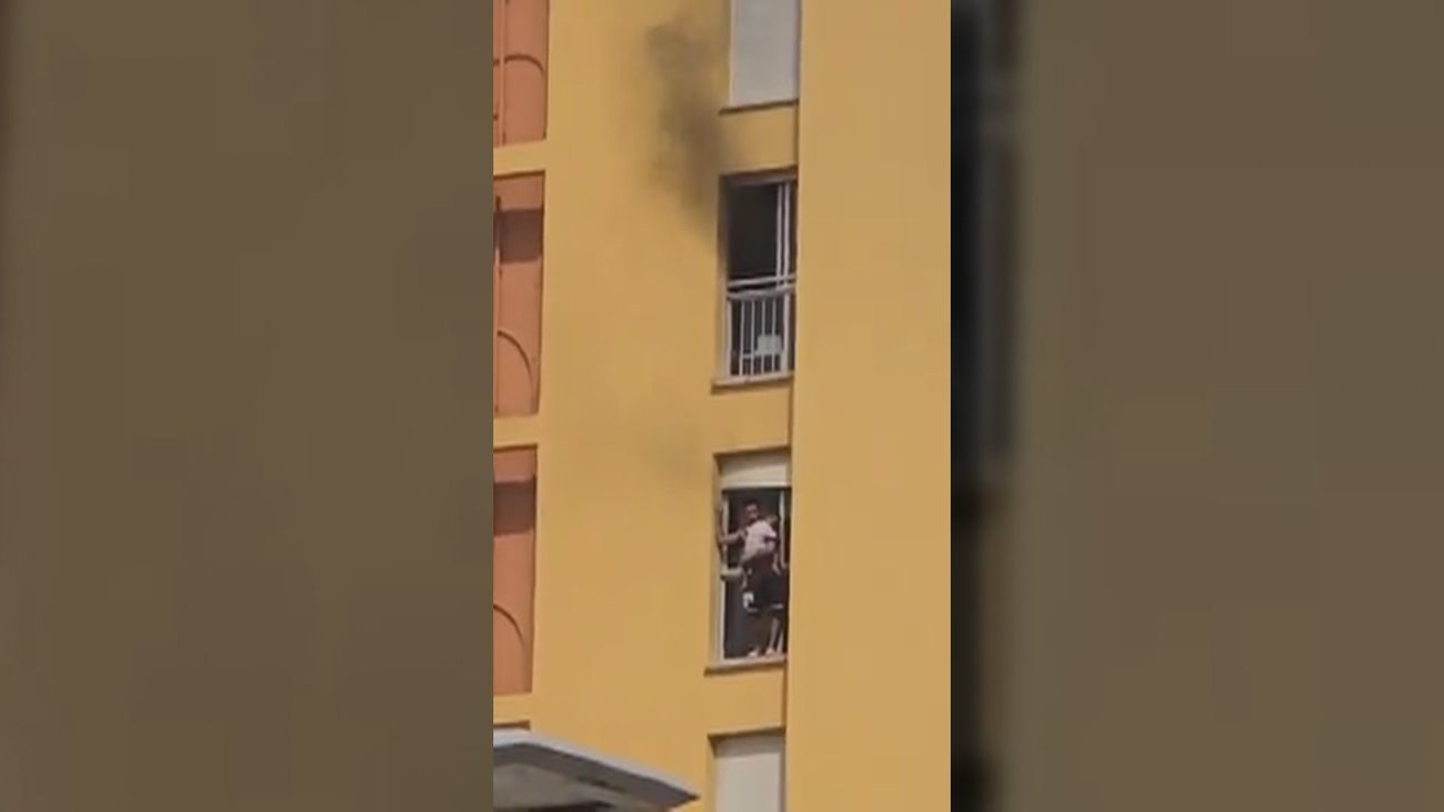 52 heridos por intoxicación de humo tras el incendio de un edificio en ...