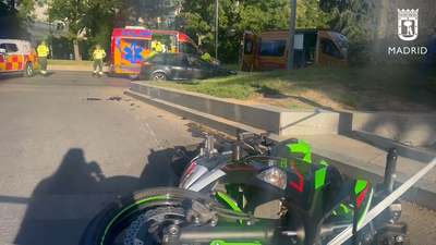 Herido grave un motorista de 21 años tras chocar contra un coche en Recoletos