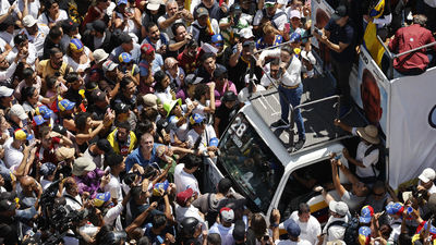 Machado reaparece en público entre el clamor de miles de personas concentradas en Caracas
