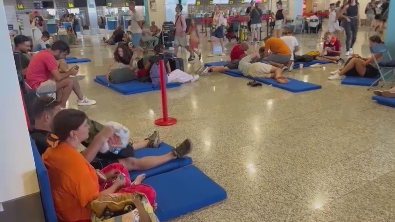 150 españoles quedan atrapados dos días en el aeropuerto de Madeira tras cancelar Iberia sus vuelos