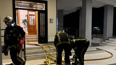 Bomberos de la Comunidad impiden la propagación de un incendio en un edificio de seis plantas en Móstoles