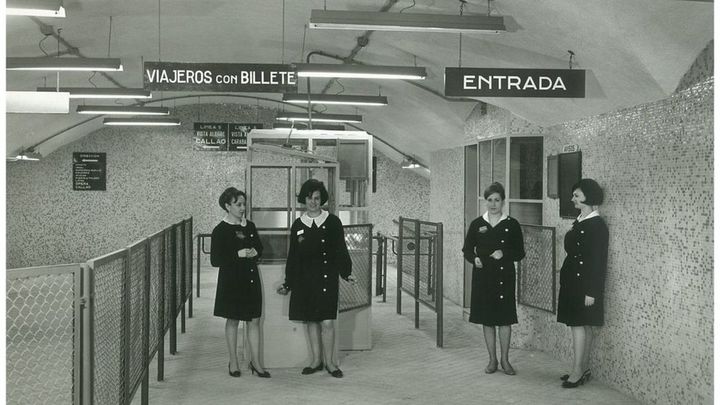 Cuando en las taquillas del Metro de Madrid sólo había mujeres… y no se podían casar