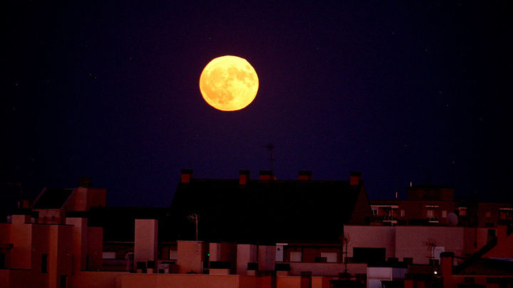 Salida de la Luna sobre Madrid el 19 de agosto de 2024 / P.O.