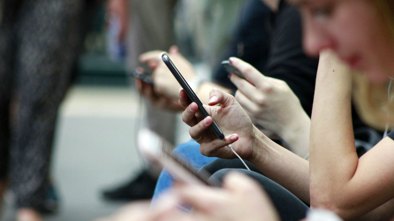 9 de cada 10 adolescentes creen que deberían cambiar sus hábitos con las pantallas y algunos reprochan a sus padres que las usen más que ellos