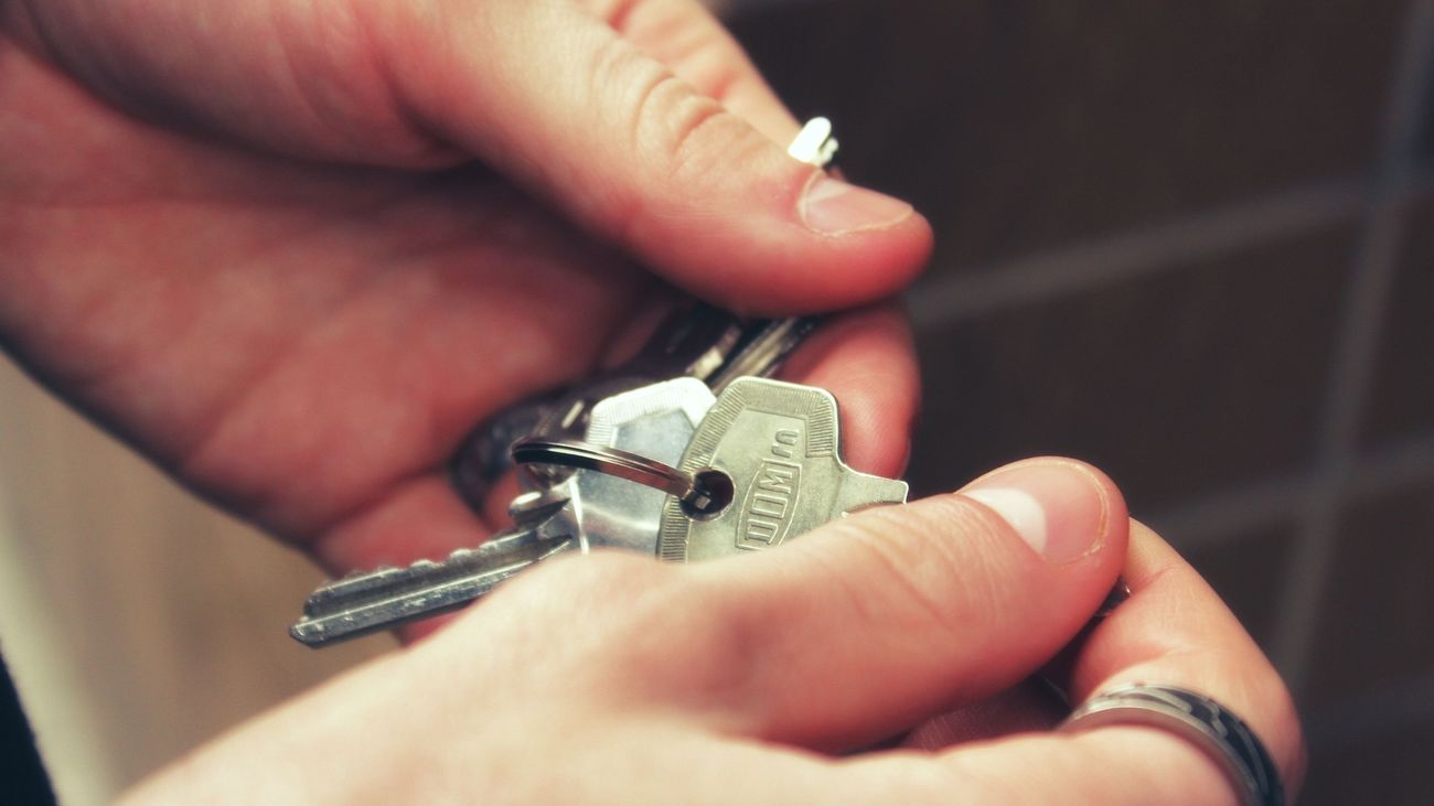 Los efectos del nulo acceso de los jóvenes a la vivienda: "Cae el consumo y aumentan los créditos vacacionales"