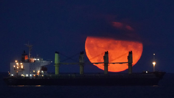 La luna Azul se eleva sobre un buque de carga en el Mar del Note (Agosto 2024) / EUROPA PRESS