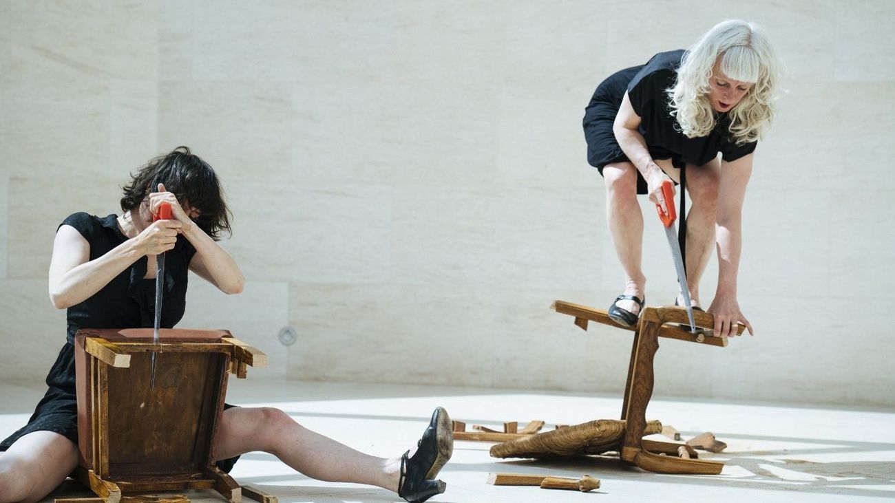 Mujeres, serruchos y sillas, la performance 'A String Section' llega al Conde Duque