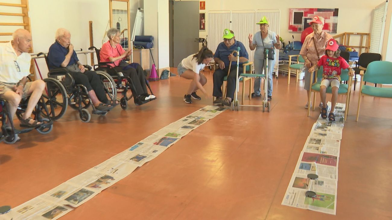 Abuelos y nietos unidos por los campamentos intergeneracionales en Humanes de Madrid