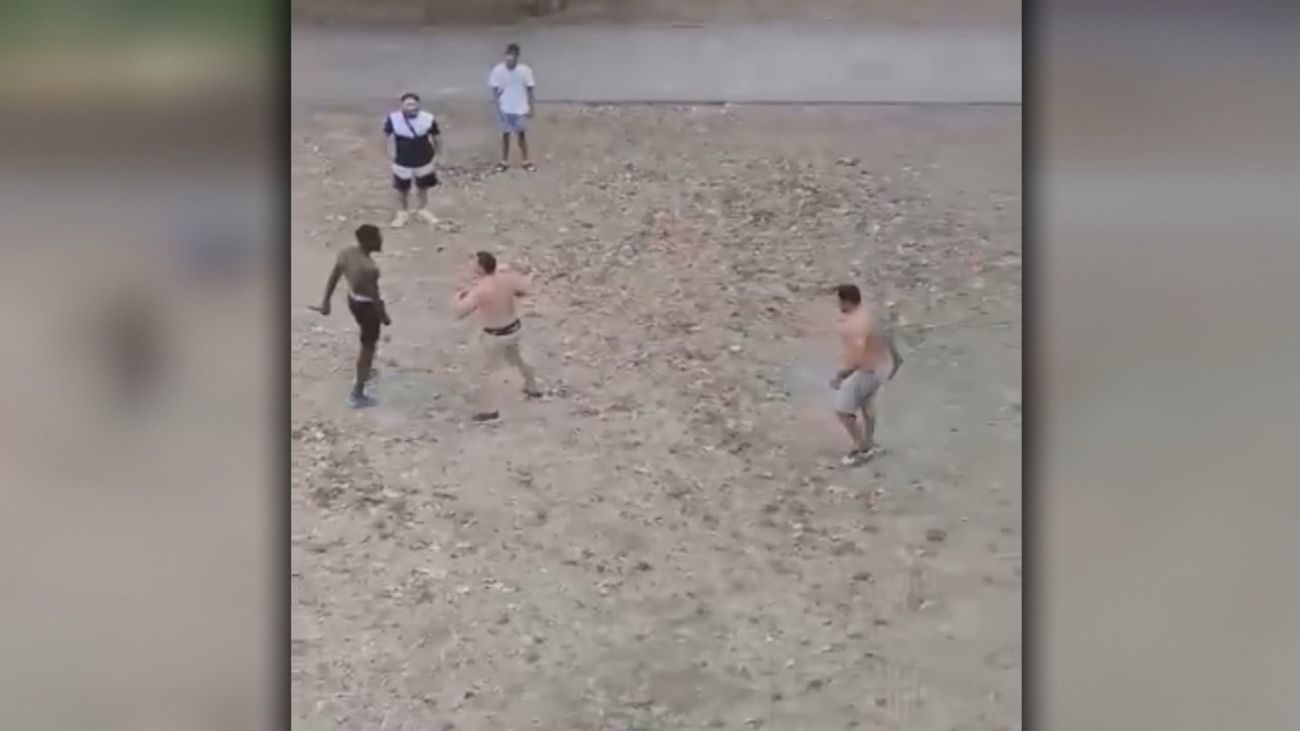 Un policía nacional dispara al aire para parar una pelea en Alcalá de Henares