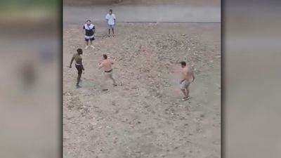 Un policía nacional dispara al aire para parar una pelea en Alcalá de Henares