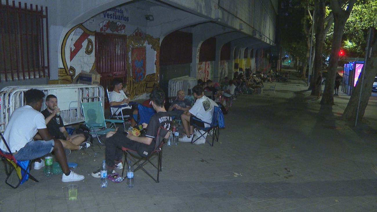 Largas colas de aficionados para conseguir un abono del Rayo